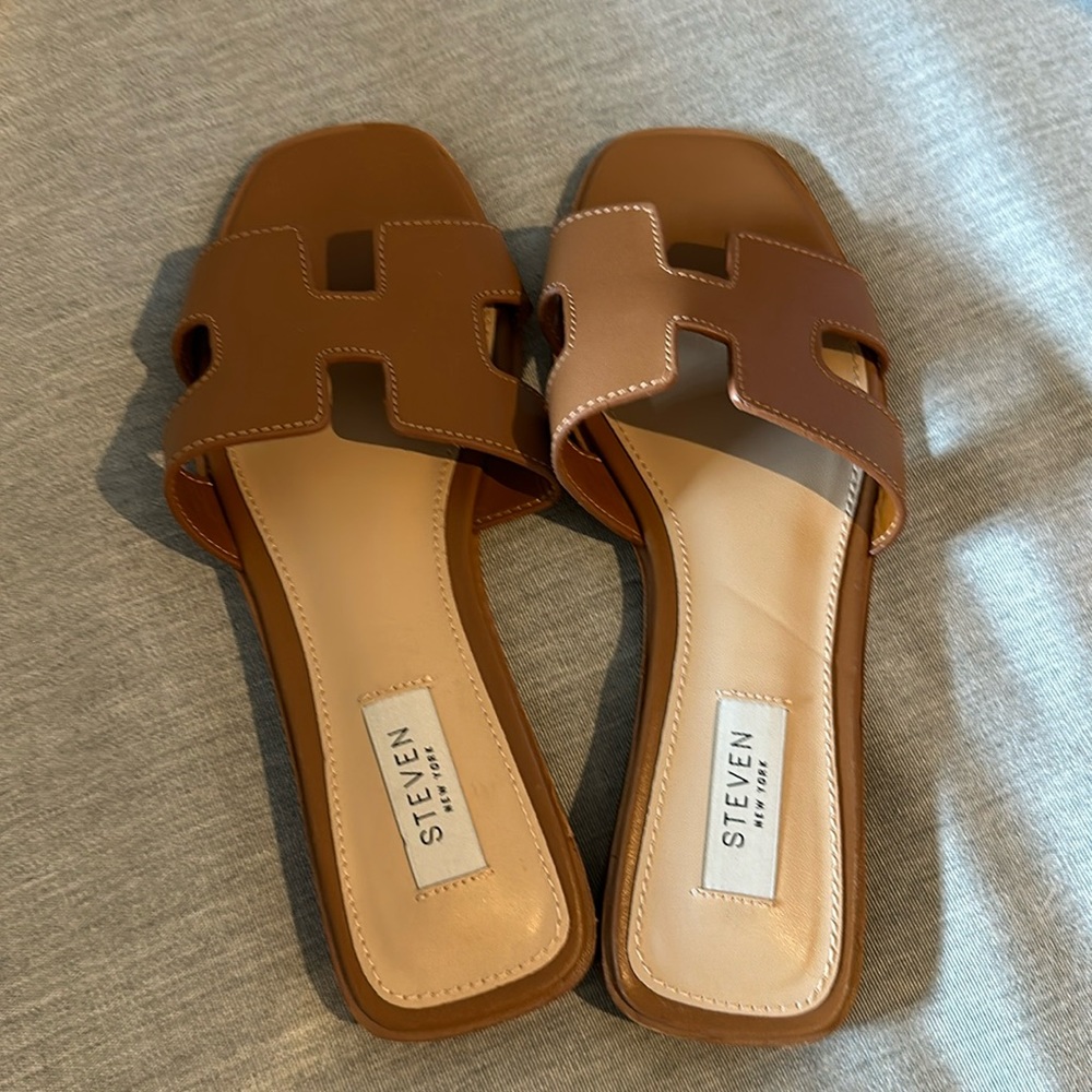 Steve Madden tan “H” flats new never worn size 7.5